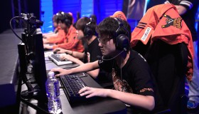 决赛再度上演中韩大战！TES vs T1，谁能捧起召唤师杯？